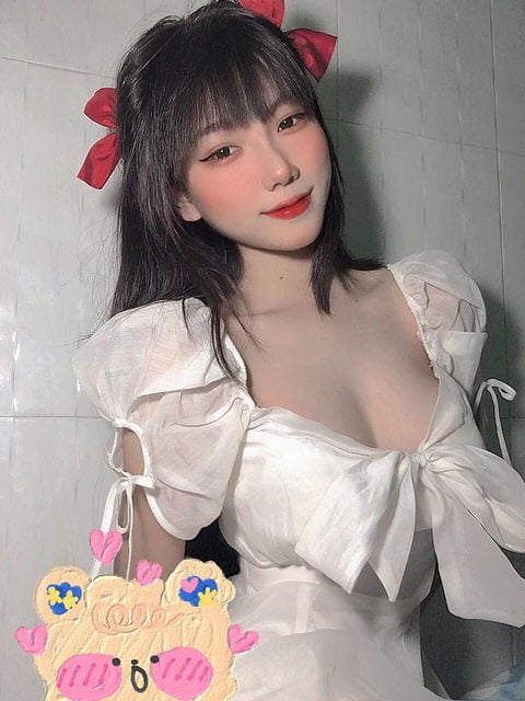 漂亮越南宝贝《Mi Trần》车头灯超大颗，忍不住让人摇晃屏幕 - 爱享多