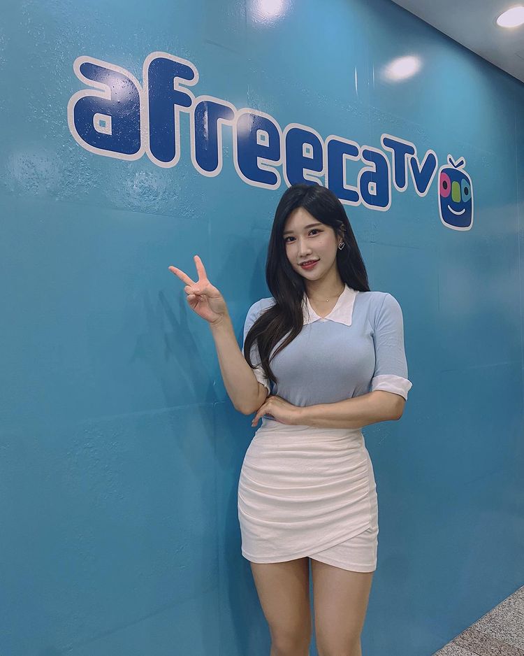 韩国Vlog美女《그릴래영》腰一弯就有无法忽视的风景 - 爱享多